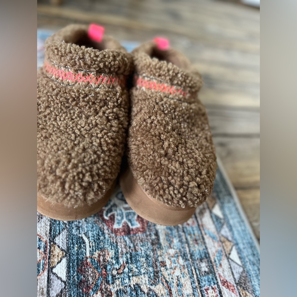 UGG Brown Fuzzy Slip-On Slippers with Pink Pull Tabs - Picture 3 of 5